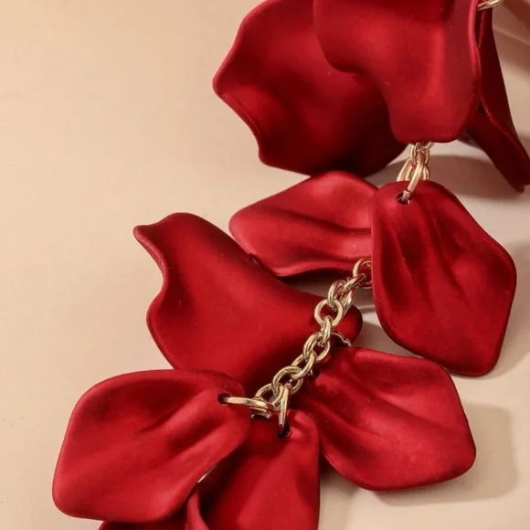 🌹 Beautiful petal drop earrings. Perfect for the holidays and night out.… - Picture 3 of 4